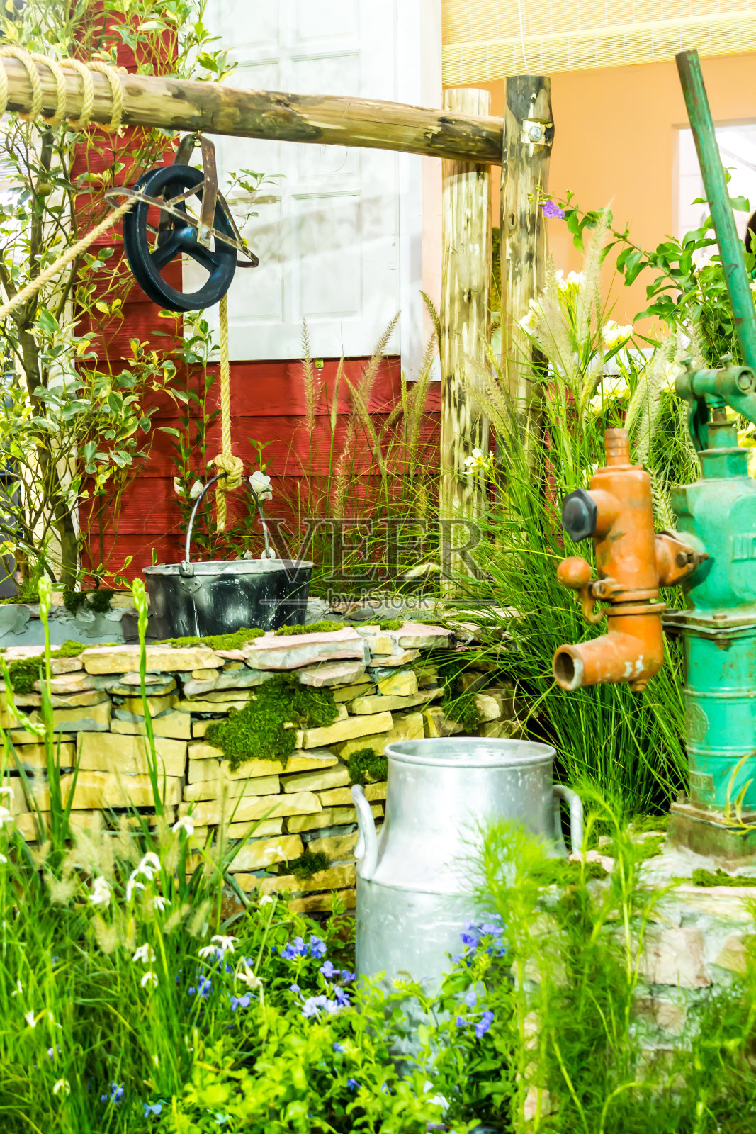 自流井和水桶。照片摄影图片