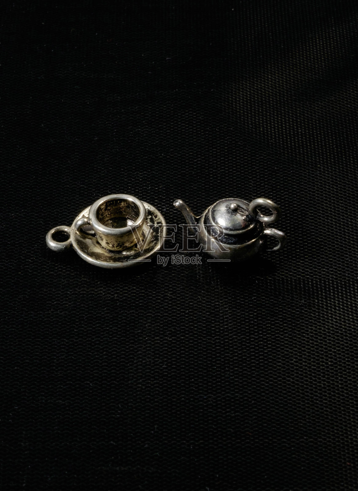 黑色背景上的小水壶和马克杯照片摄影图片