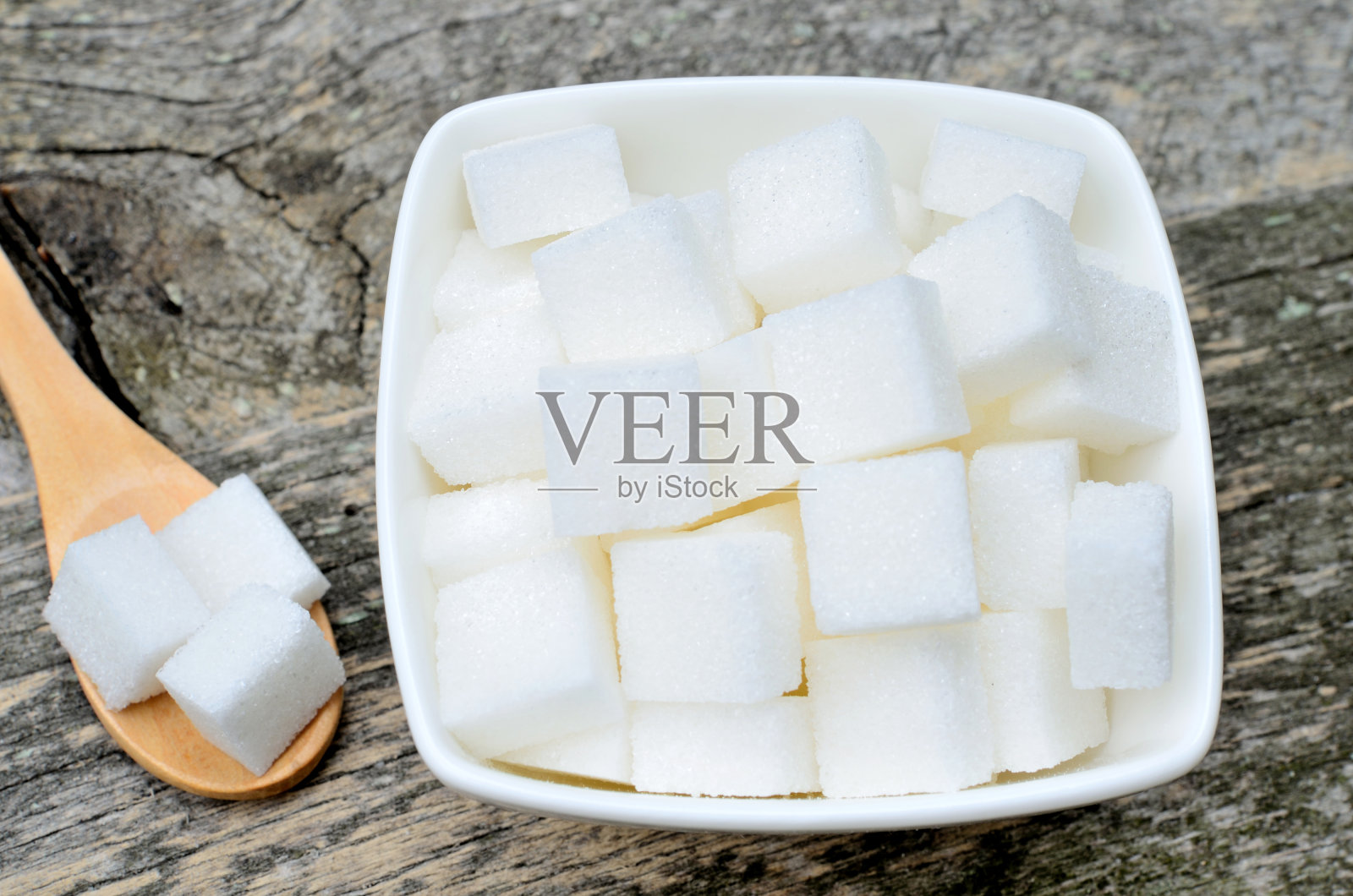 在陶瓷碗里放方糖照片摄影图片