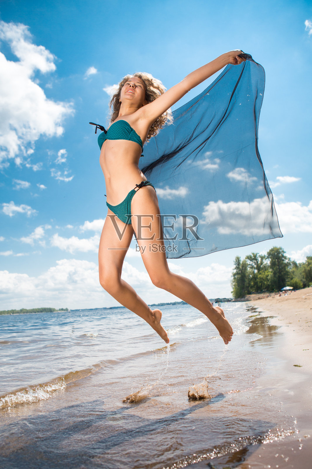 跳快乐的女孩在海滩上适合运动健康性感的比基尼照片摄影图片