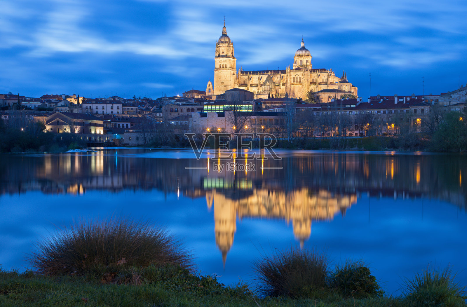 萨拉曼卡大教堂和黄昏的托尔梅斯河。照片摄影图片