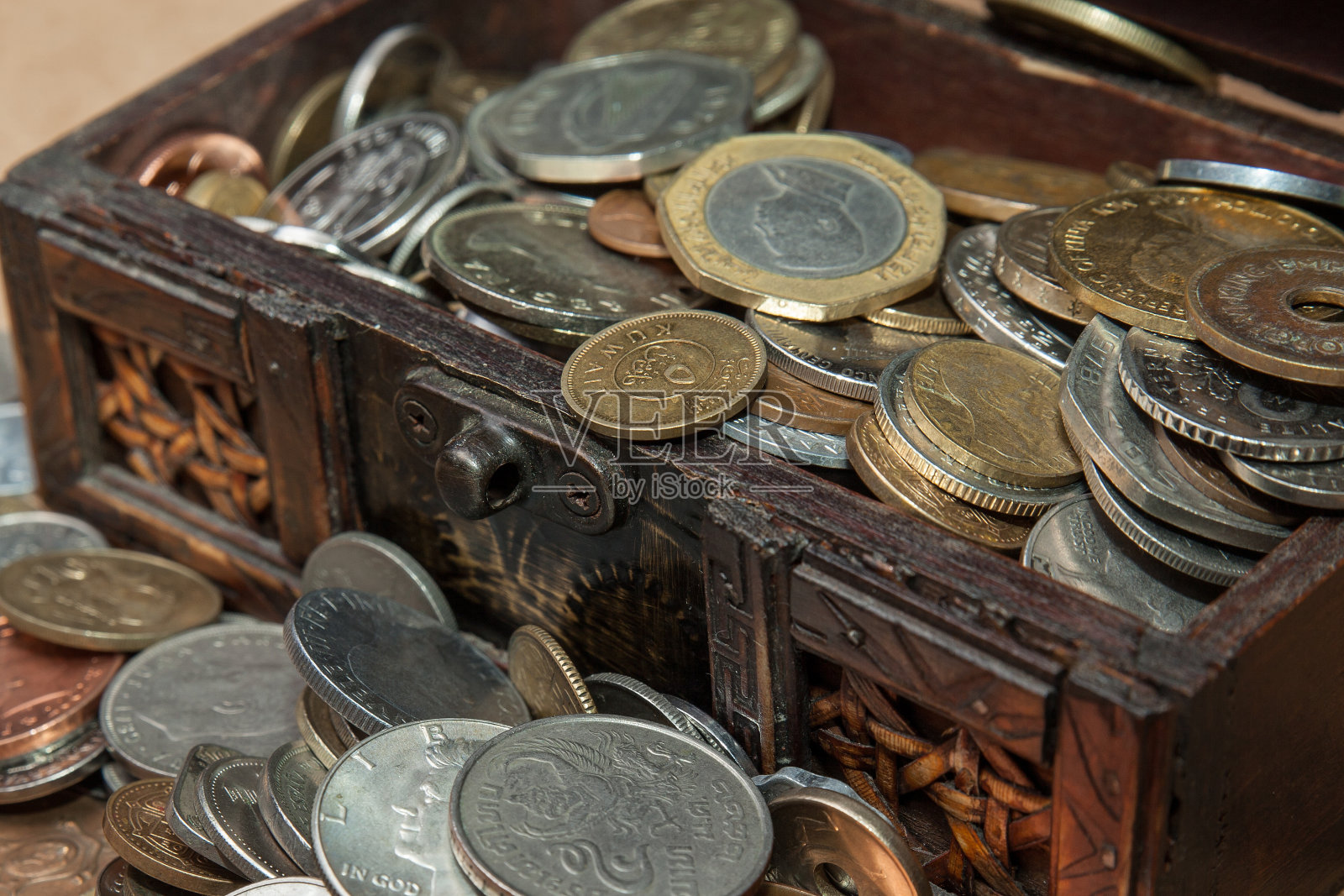 收藏古币的嫁妆箱照片摄影图片