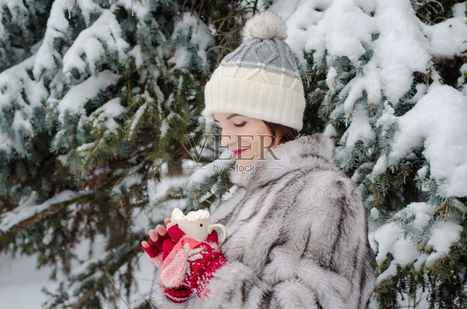 黑发女孩喝着咖啡和棉花糖照片摄影图片