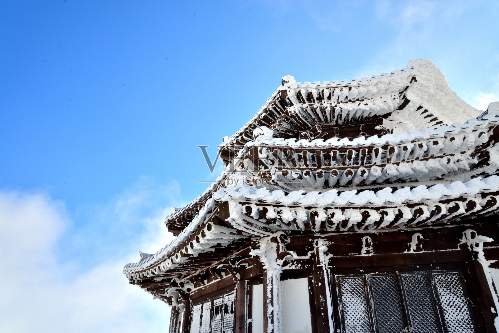 冬天，德岳山脉被雪覆盖照片摄影图片