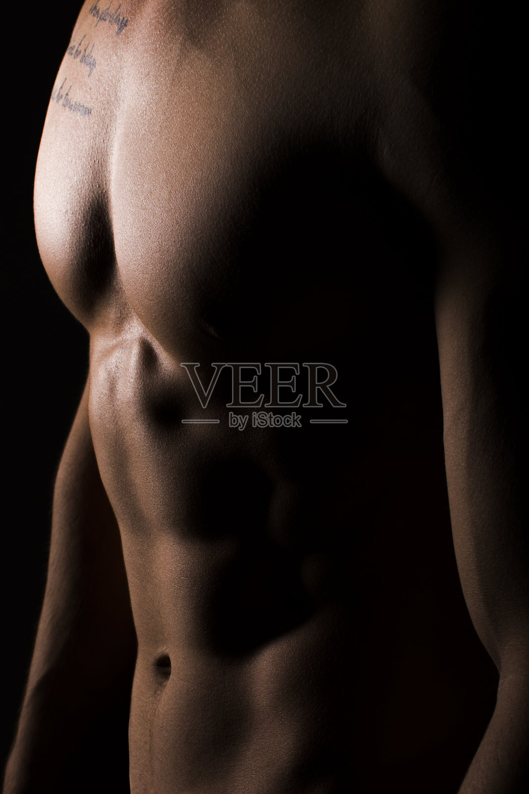 肌肉躯干的性感年轻男性在黑色背景照片摄影图片