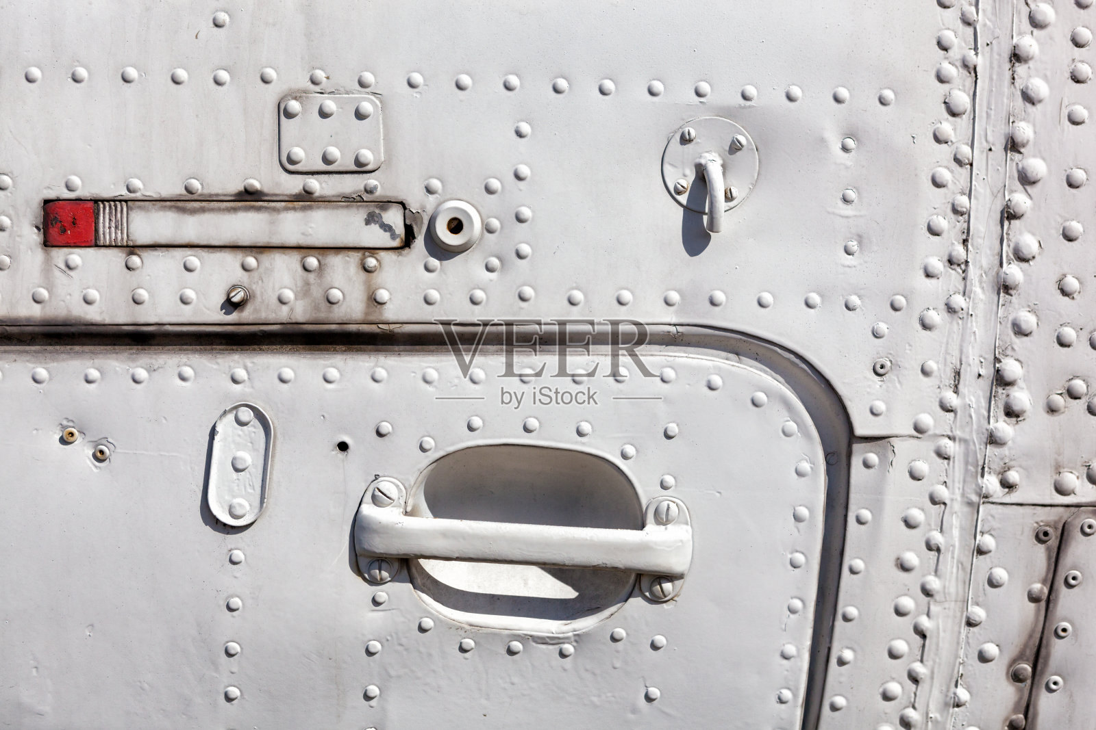 旧的白色飞机机身。照片摄影图片