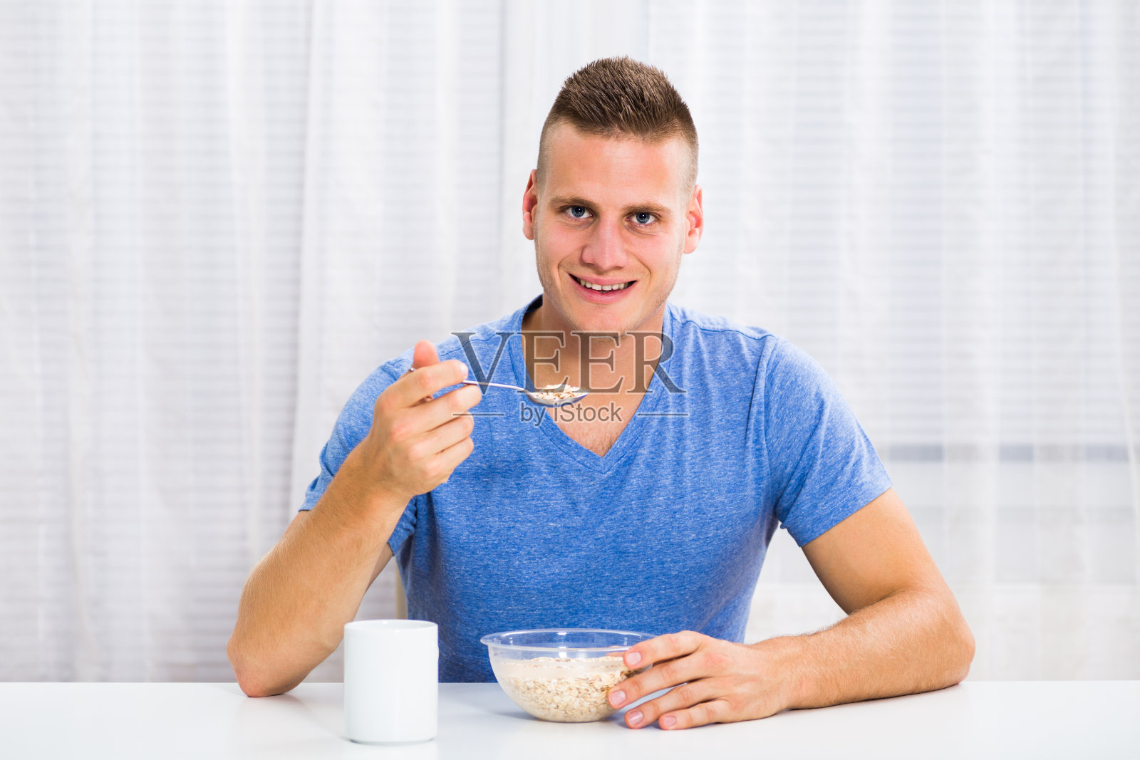 一个正在吃早餐喝咖啡的男人照片摄影图片