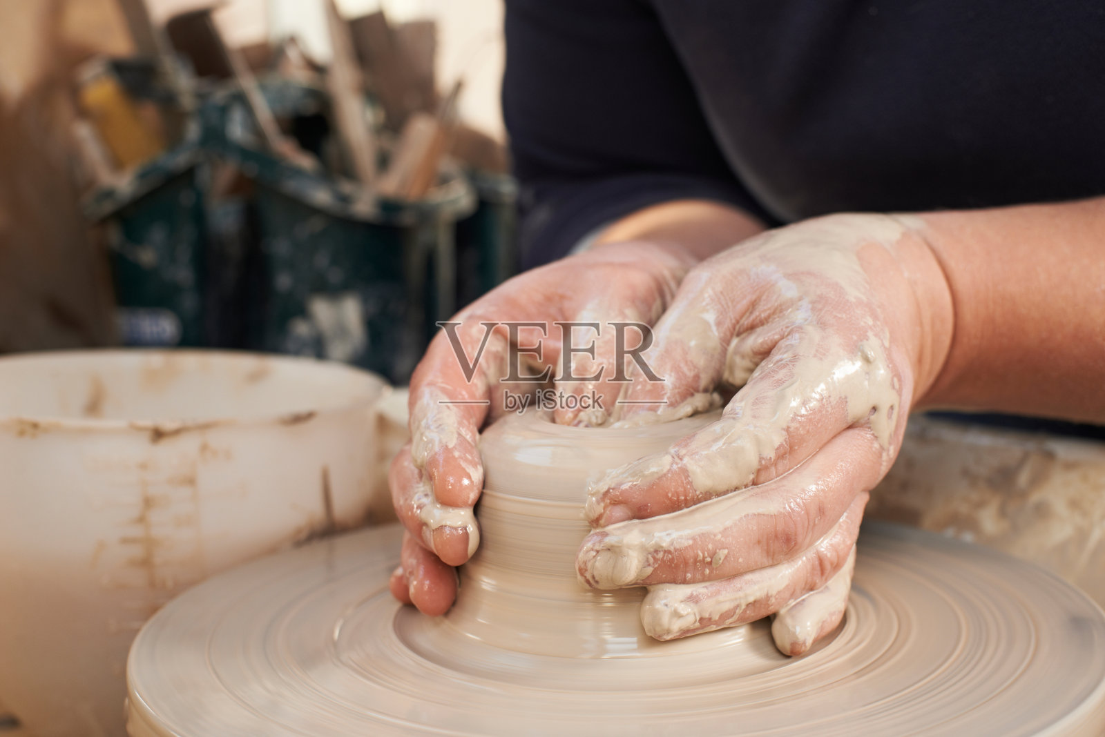特写的陶工塑造粘土车轮照片摄影图片