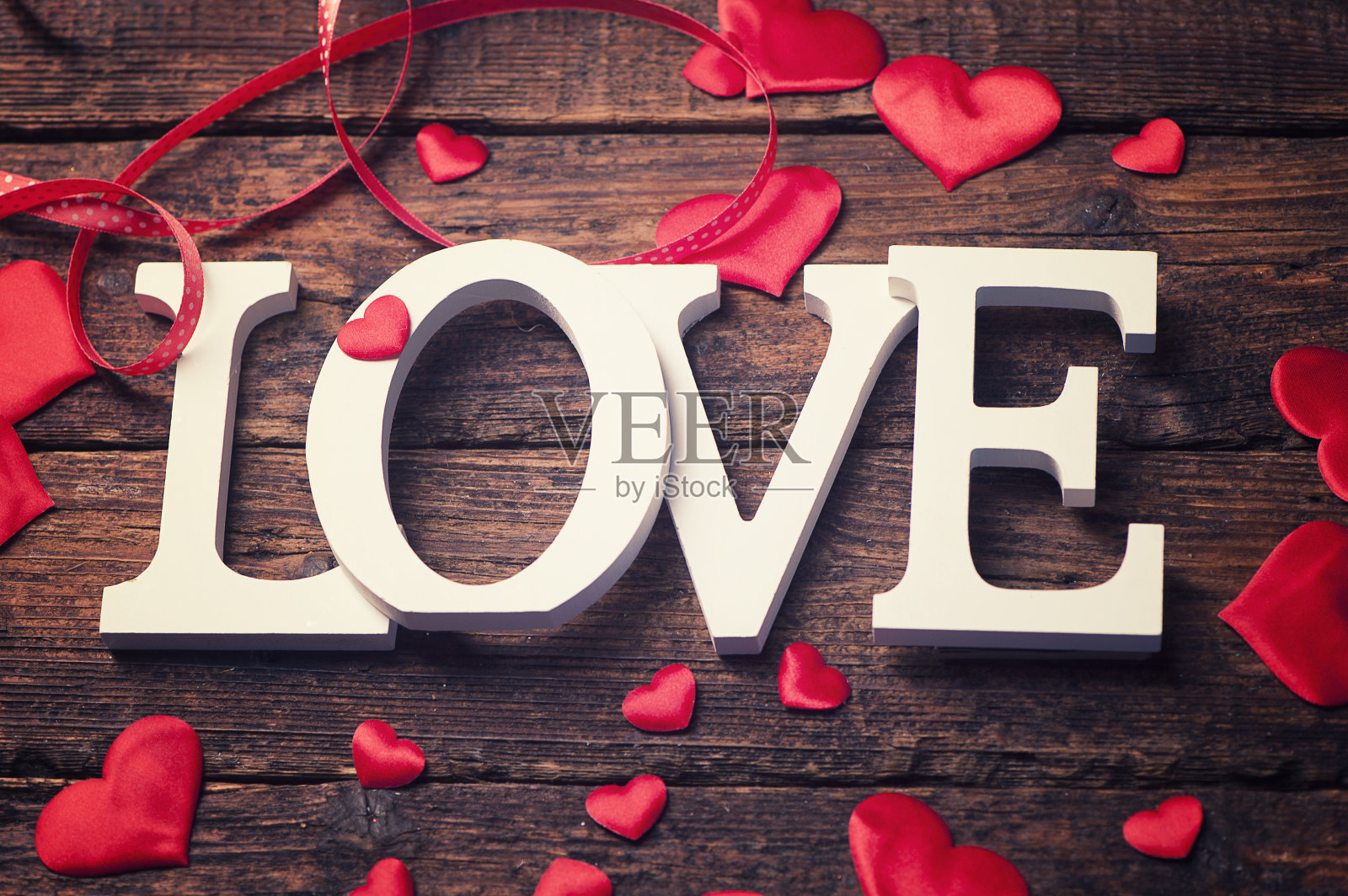 “爱”字写在木制的背景上照片摄影图片