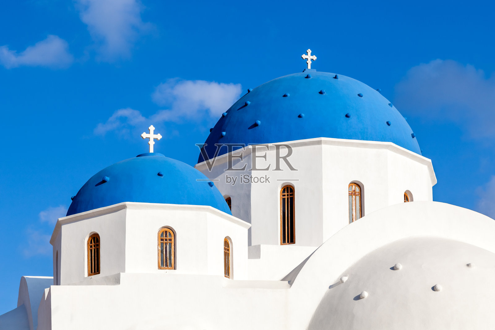 希腊圣托里尼岛佩瑞萨东正教的蓝色穹顶照片摄影图片