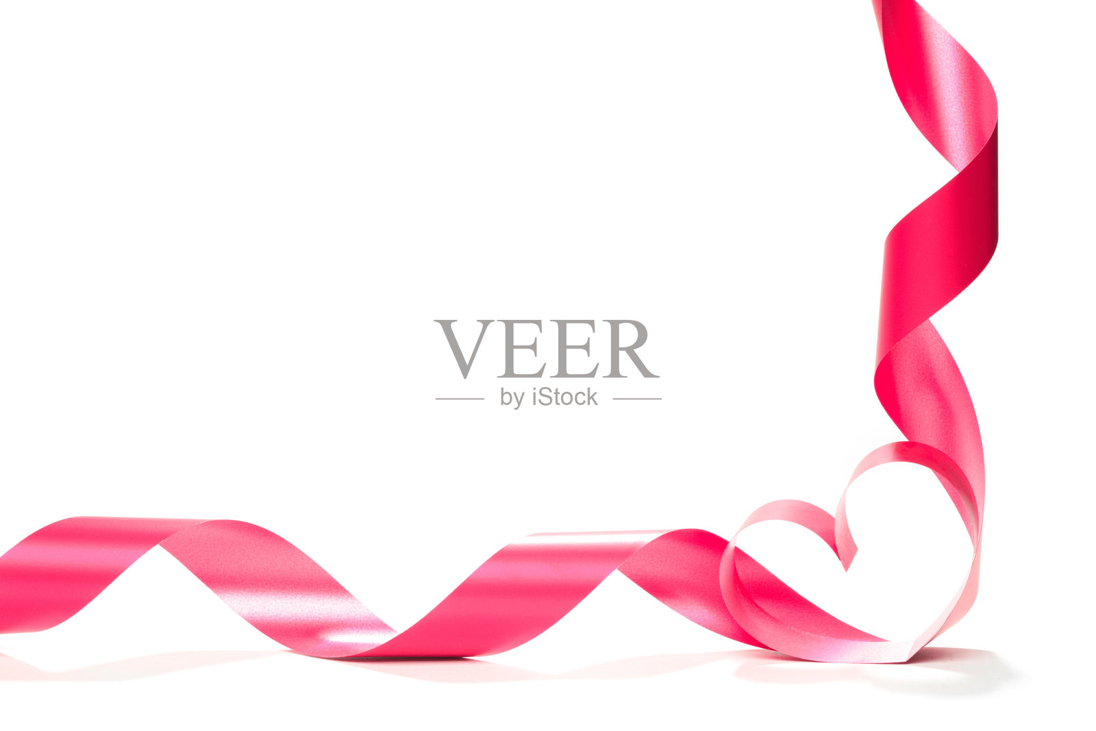 红色的心丝带孤立在白色的背景照片摄影图片