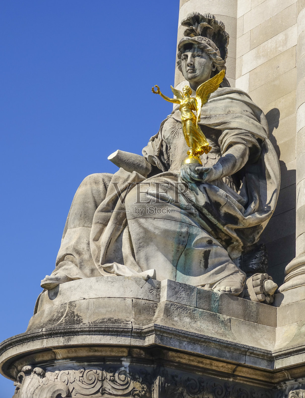 巴黎亚历山大三世桥上令人印象深刻的雕像照片摄影图片