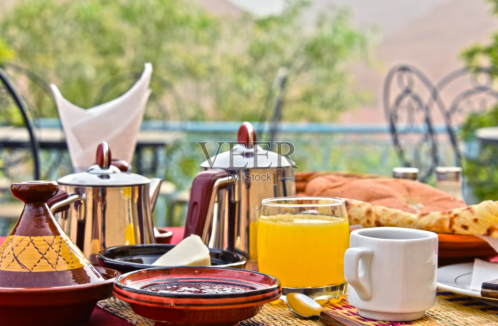 在阿特拉斯山脉的酒店露台上提供摩洛哥早餐照片摄影图片