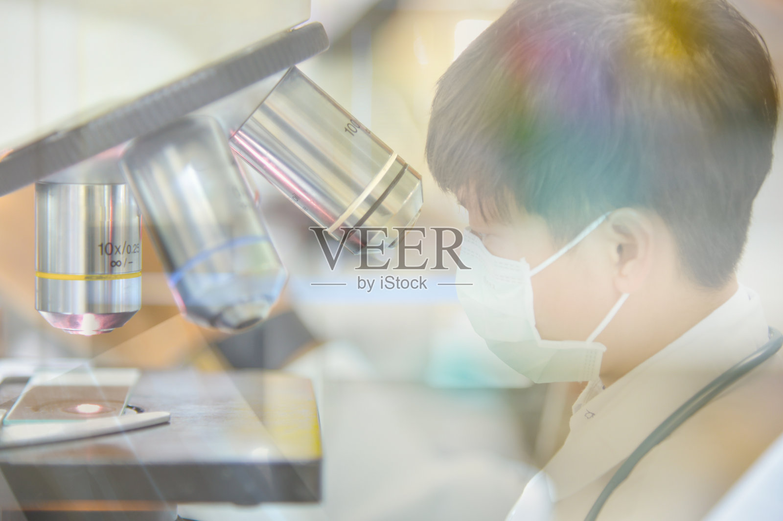 在生物实验室工作的亚洲科学家。照片摄影图片