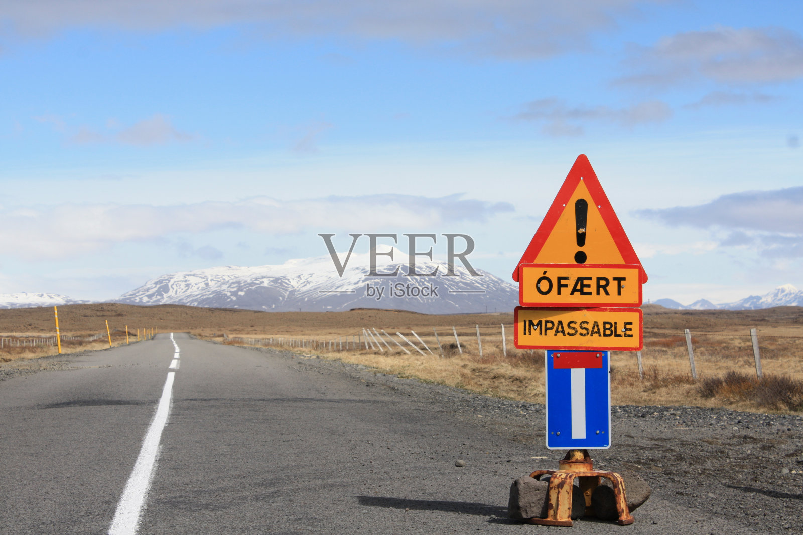 通往冰岛山区的不可通行的道路照片摄影图片