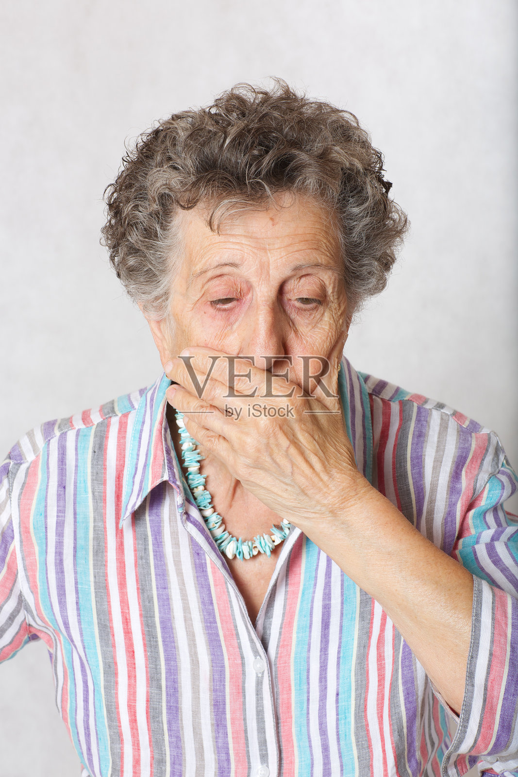 资深女性表明她的权利是有限的照片摄影图片