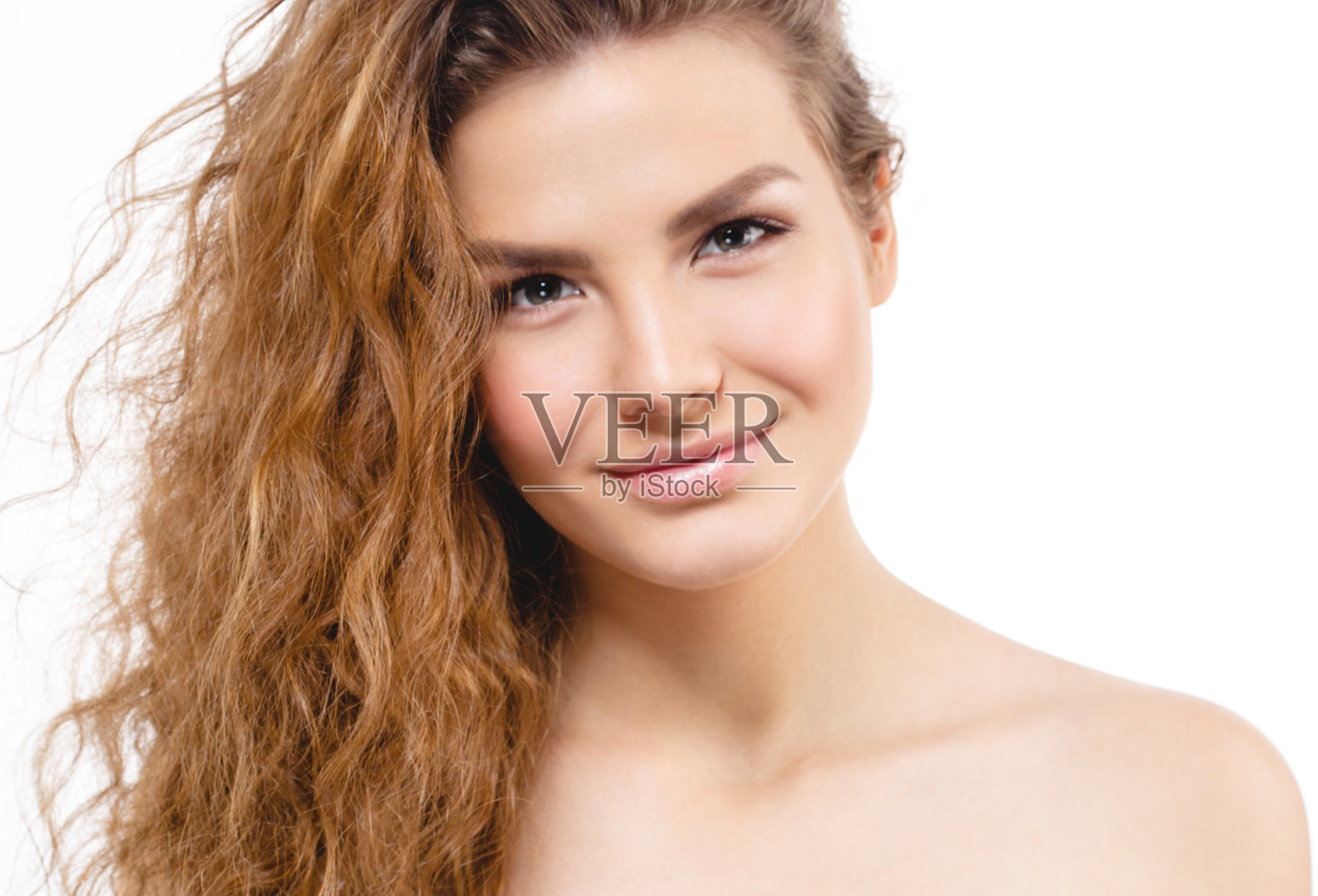 美丽的金发女人卷头发和完美的皮肤肖像。照片摄影图片