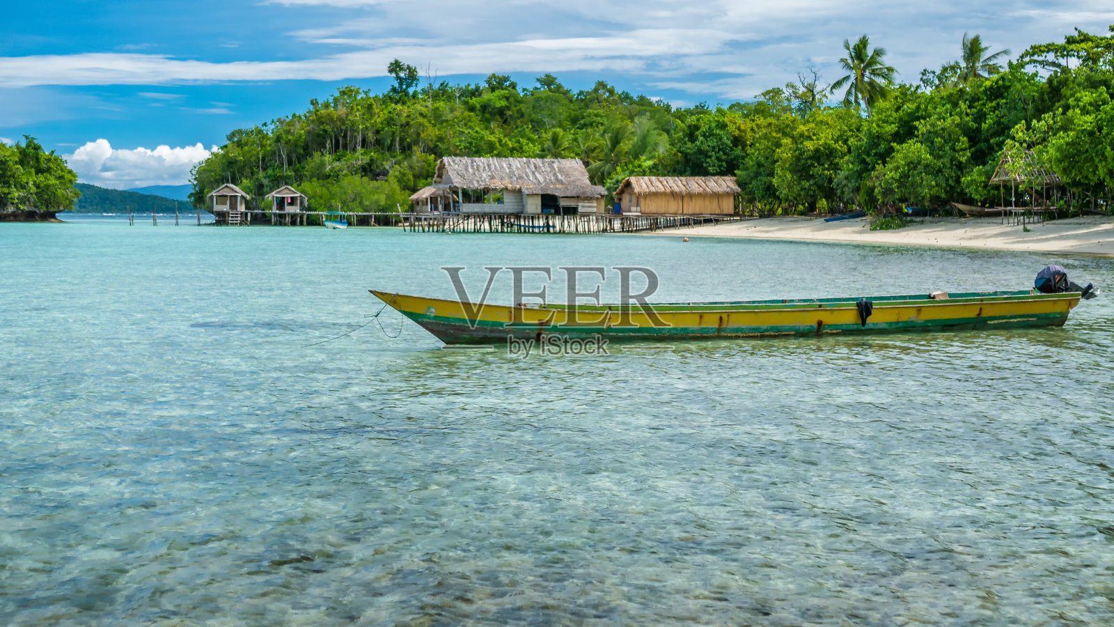 巴布亚当地船只，科迪里斯民宿附近的蓝色泻湖照片摄影图片