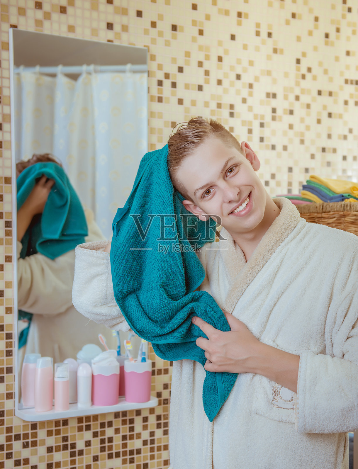 英俊的年轻人用毛巾擦身照片摄影图片