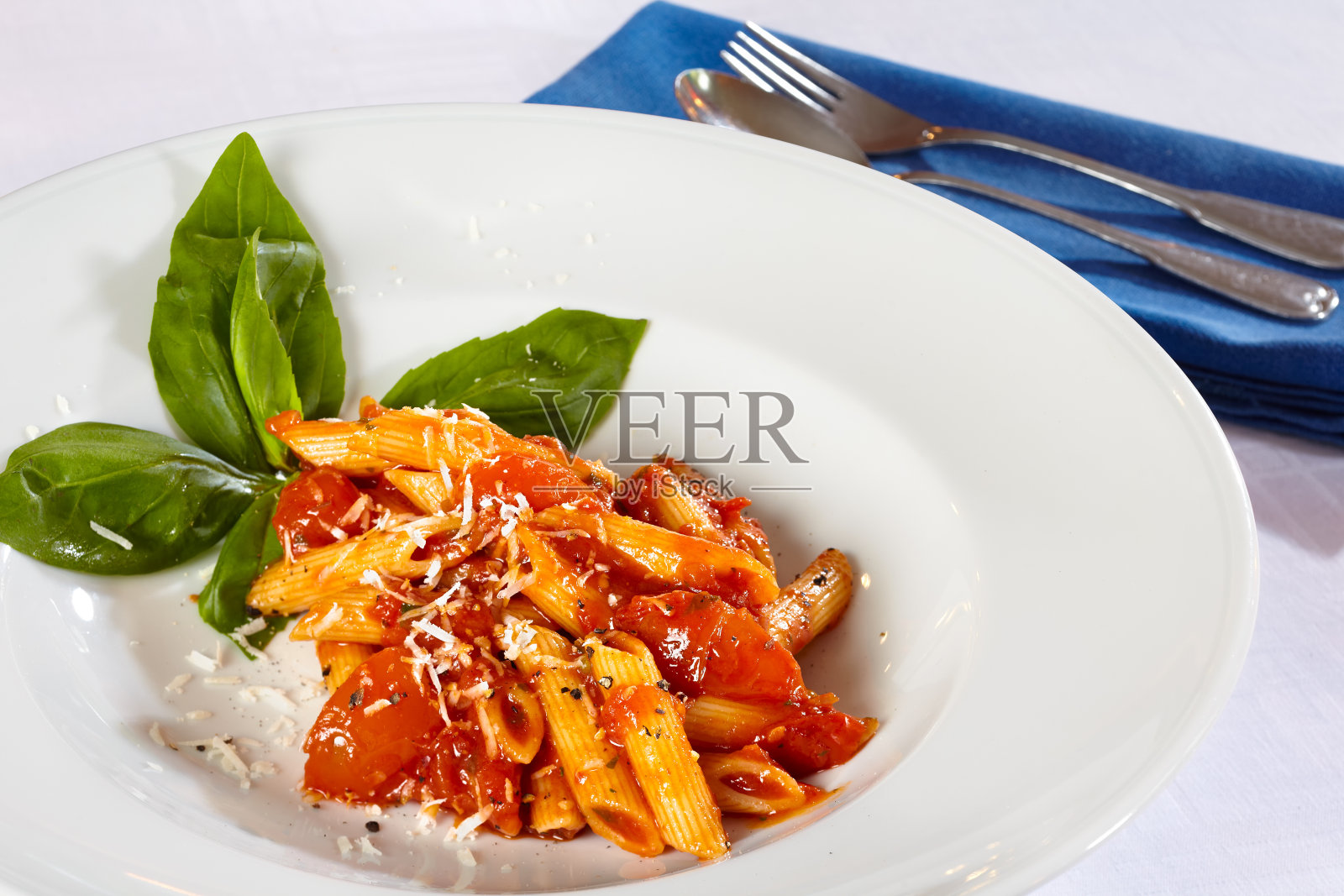 白盘子里放番茄酱意面照片摄影图片
