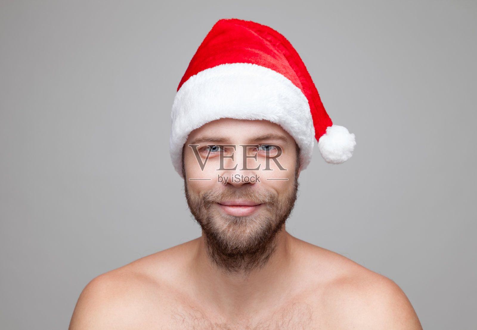 有胡子的帅哥戴着圣诞帽照片摄影图片