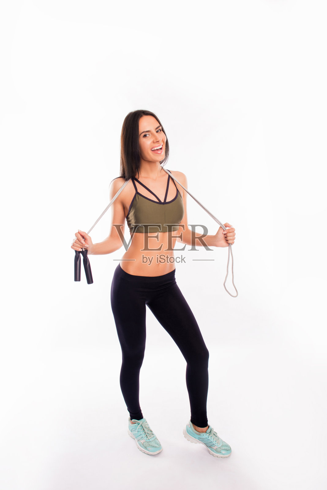 肌肉女性与跳绳孤立在白色背景照片摄影图片