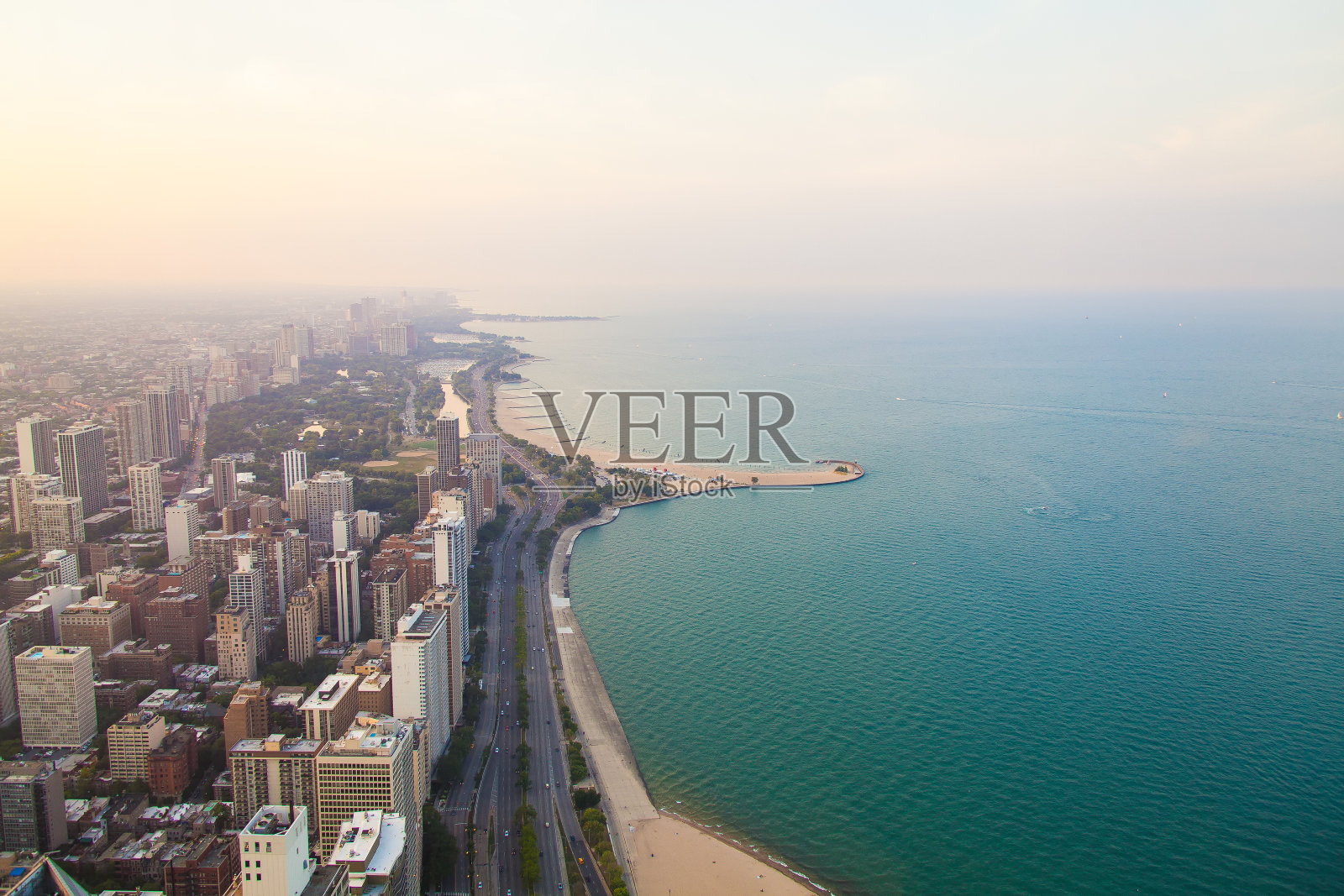 芝加哥的城市。日落时分芝加哥市中心的鸟瞰图照片摄影图片