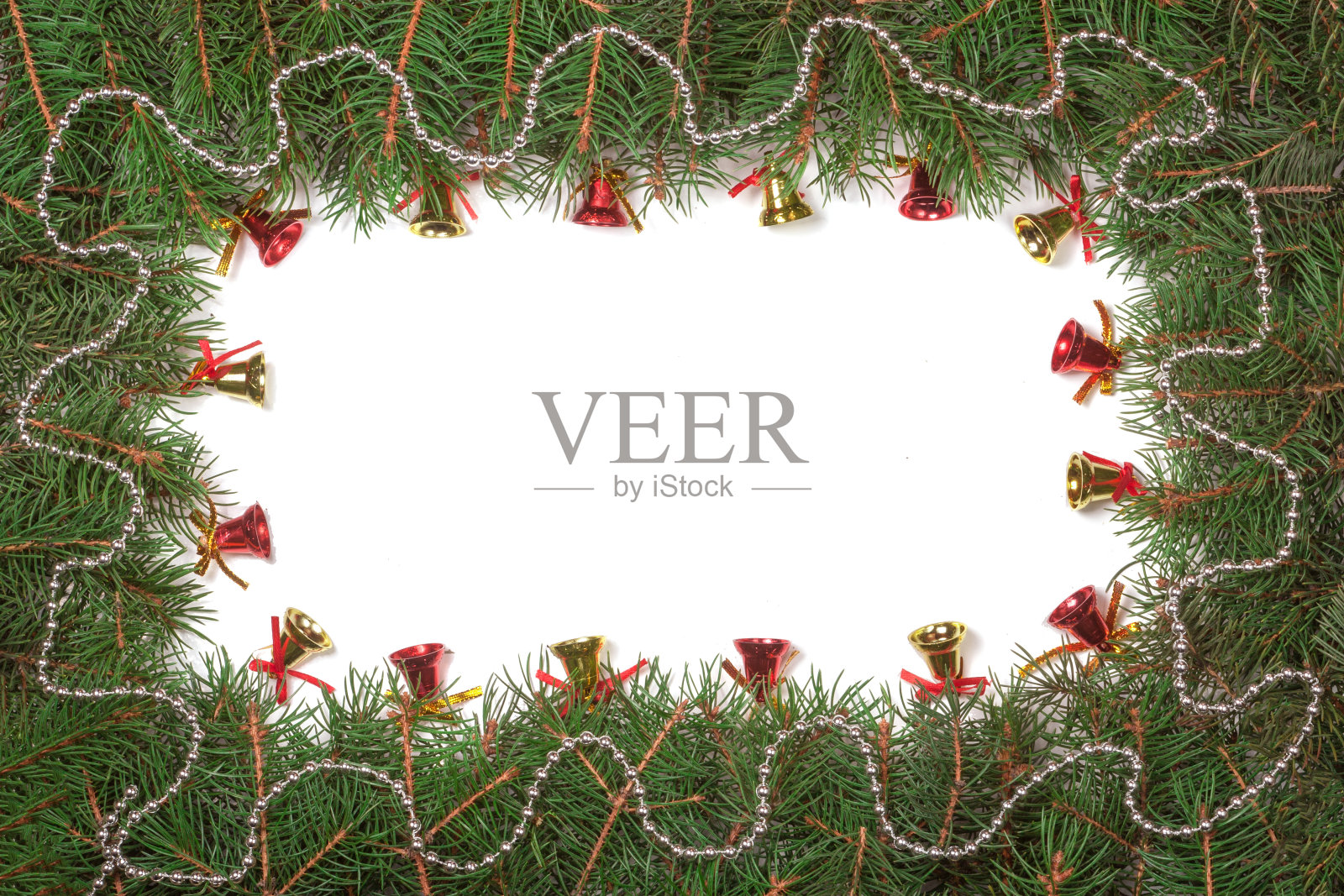 圣诞框架由冷杉树枝装饰的珠子照片摄影图片