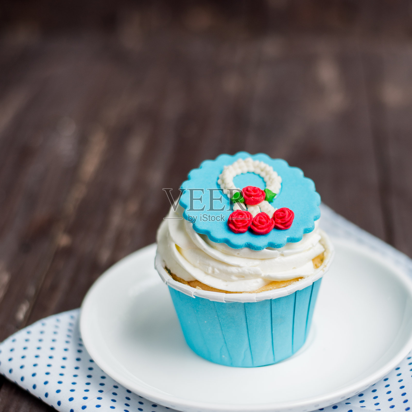 小蛋糕放在木桌上照片摄影图片