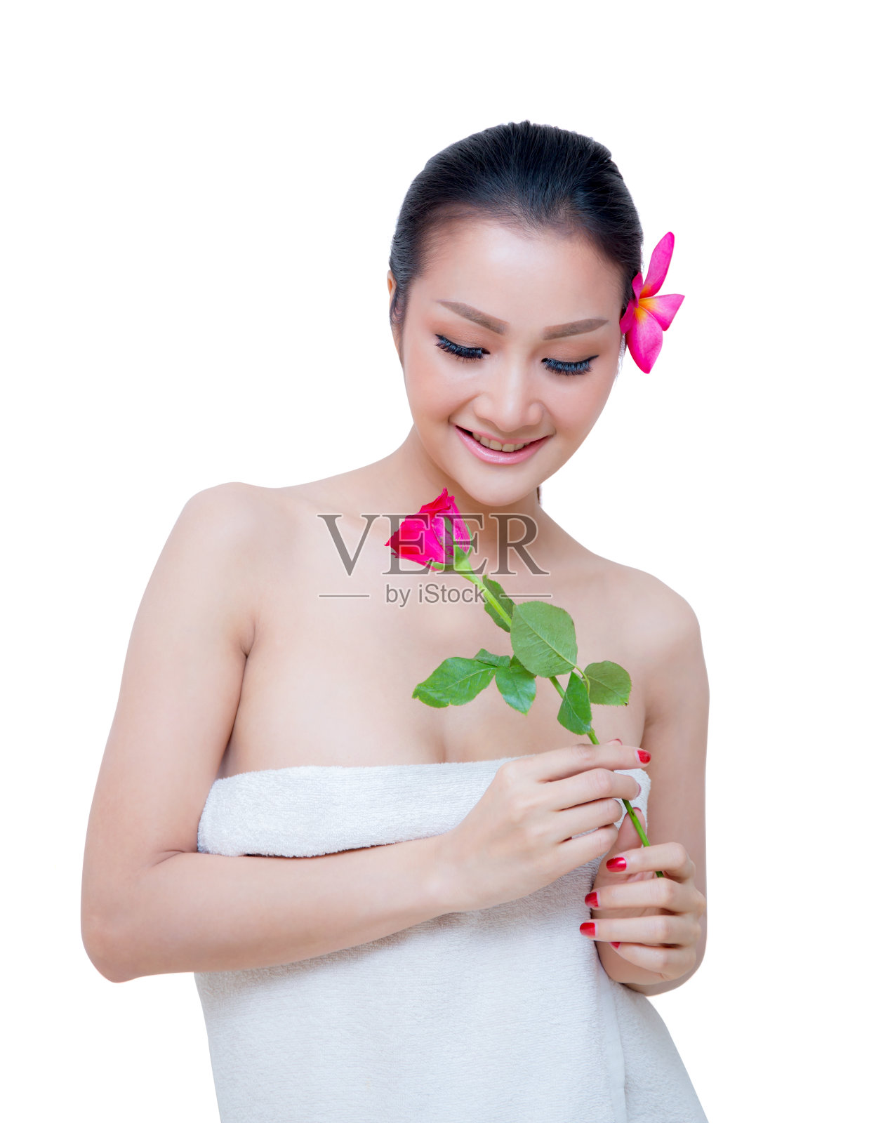 美女穿毛巾捧玫瑰花照片摄影图片