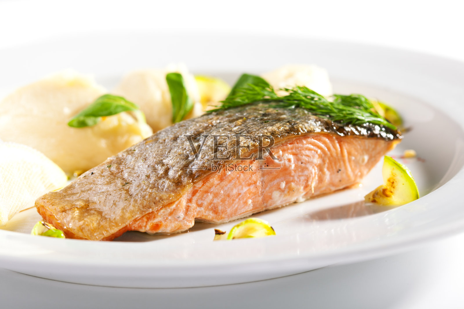 三文鱼牛排配土豆泥照片摄影图片