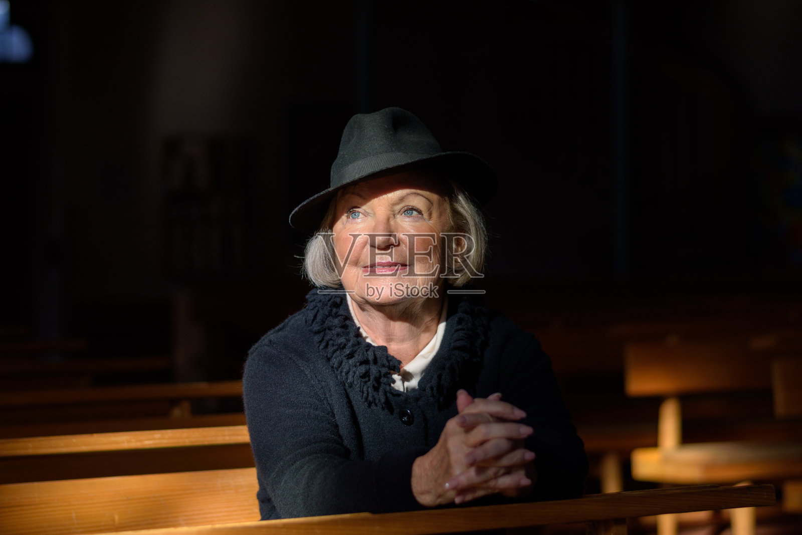 一位高级女士在服丧的精神形象照片摄影图片