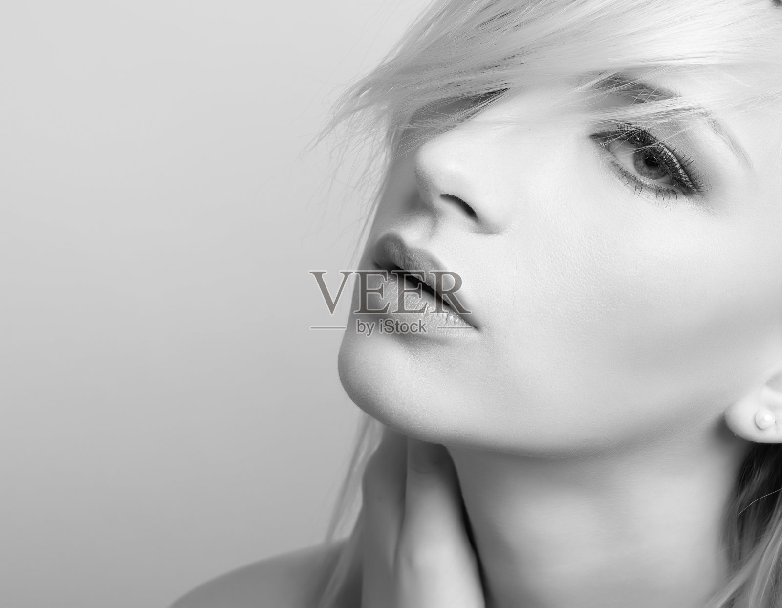 漂亮的年轻女子，皮肤无暇，金发碧眼照片摄影图片