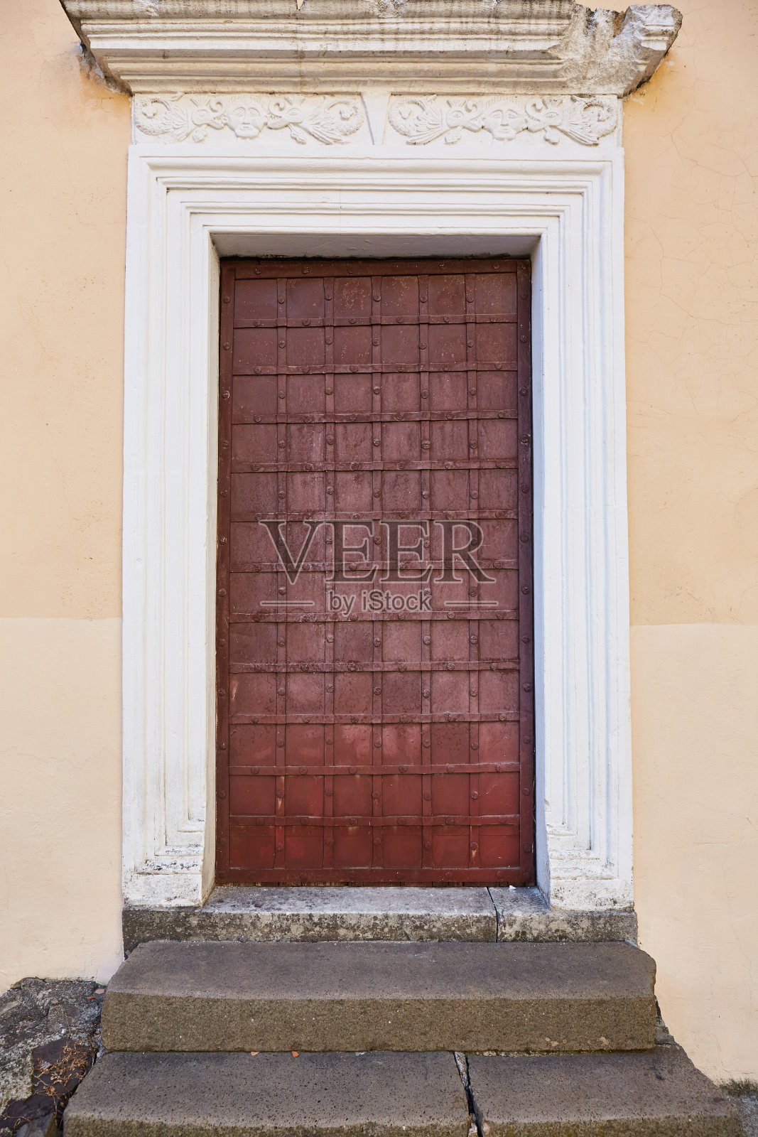 带楼梯的旧棕色金属门照片摄影图片