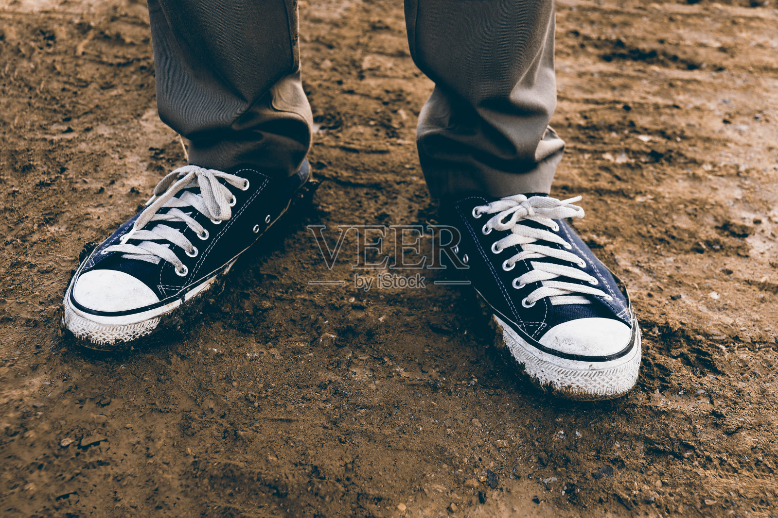 复古风格的脏运动鞋照片摄影图片