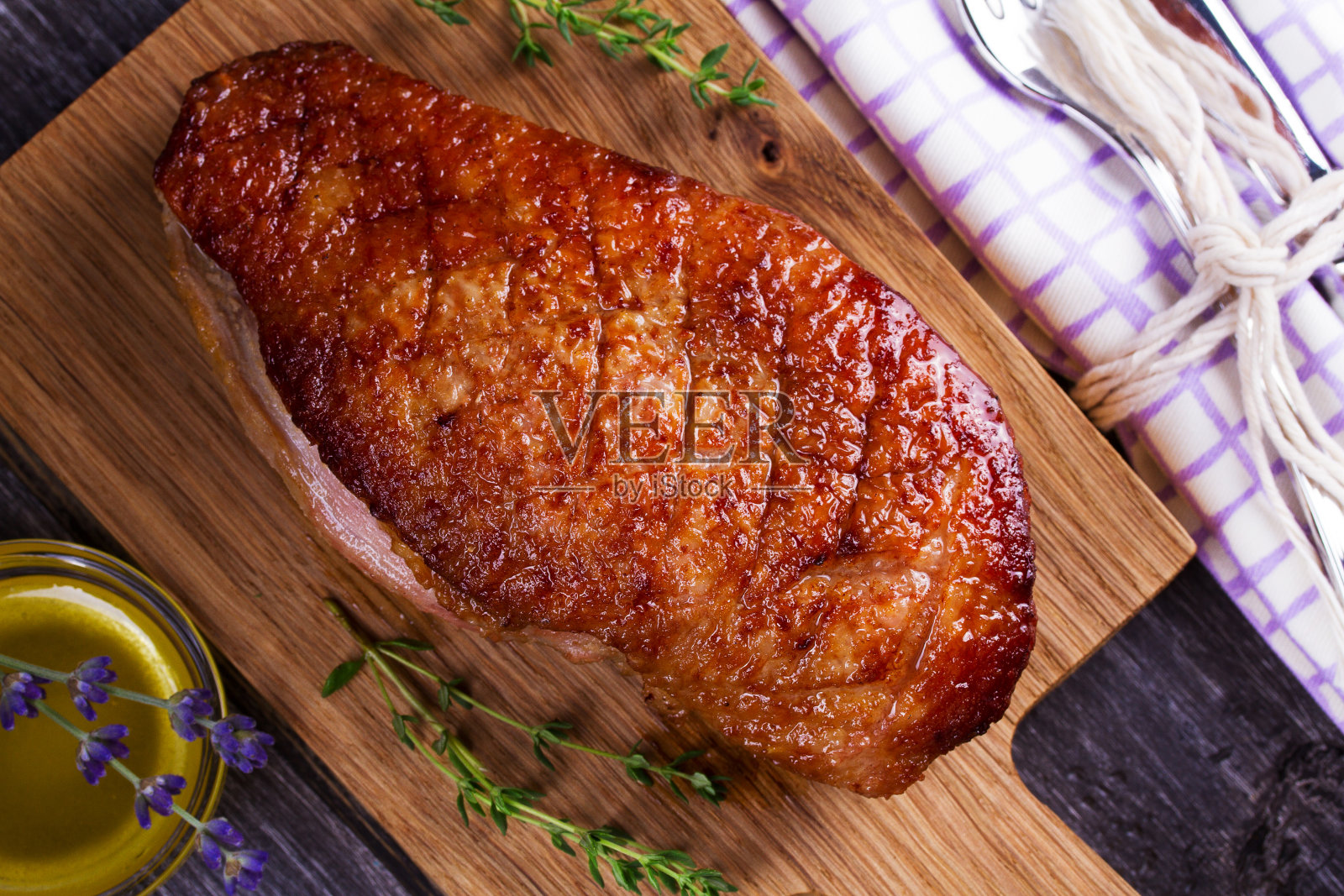 鸭胸肉，薰衣草蜂蜜和百里香照片摄影图片