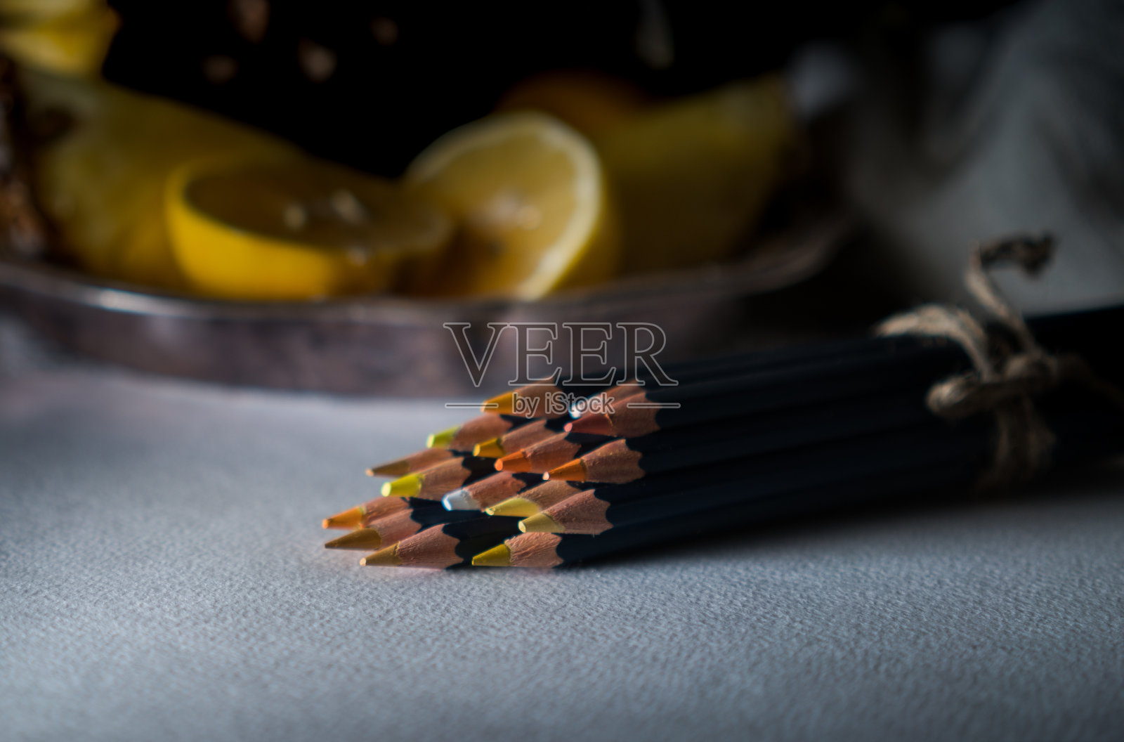 一套彩色铅笔在桌子的背景热带水果照片摄影图片