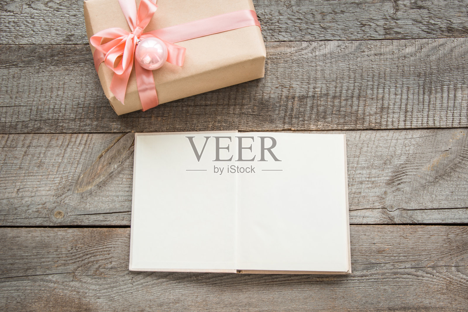 打开书。木制表面手工制作的礼物。顶视图,copyspace。照片摄影图片