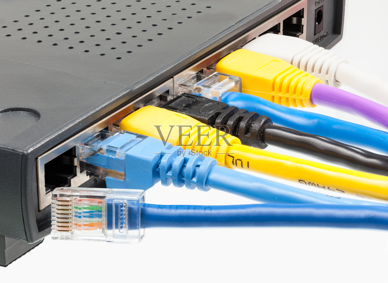 猫5电缆在多种颜色插入路由器照片摄影图片