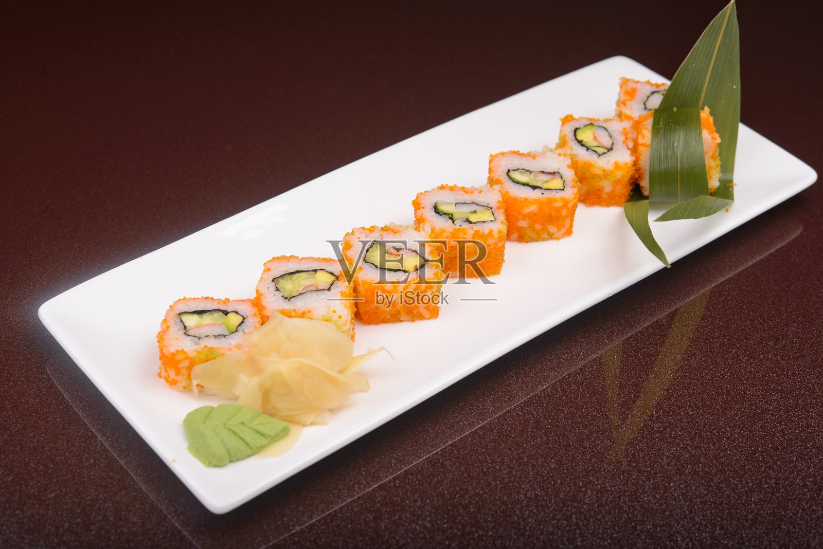 寿司卷放在白色的盘子里照片摄影图片