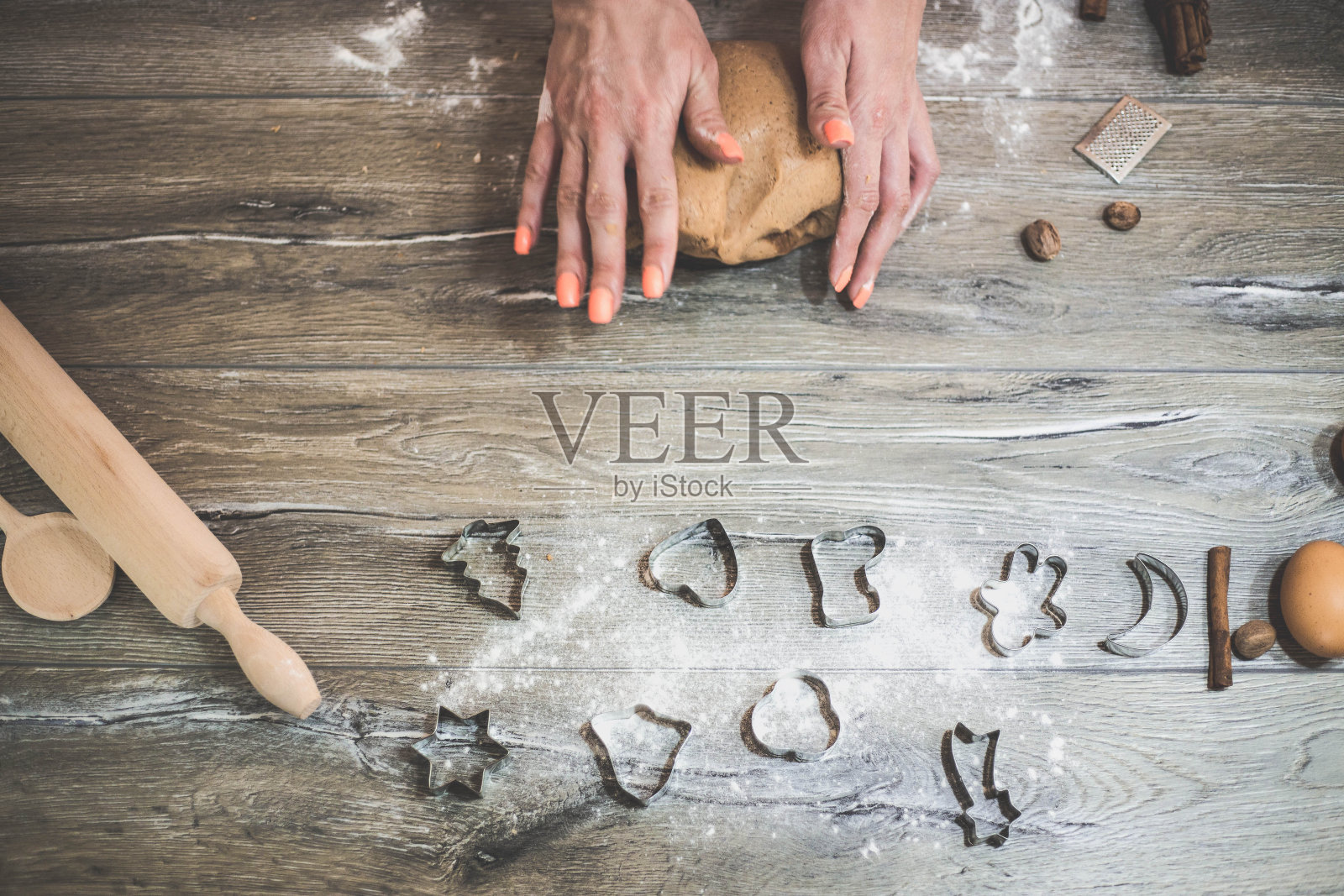 女人为圣诞节做姜饼。自然的颜色。现实生活照片摄影图片