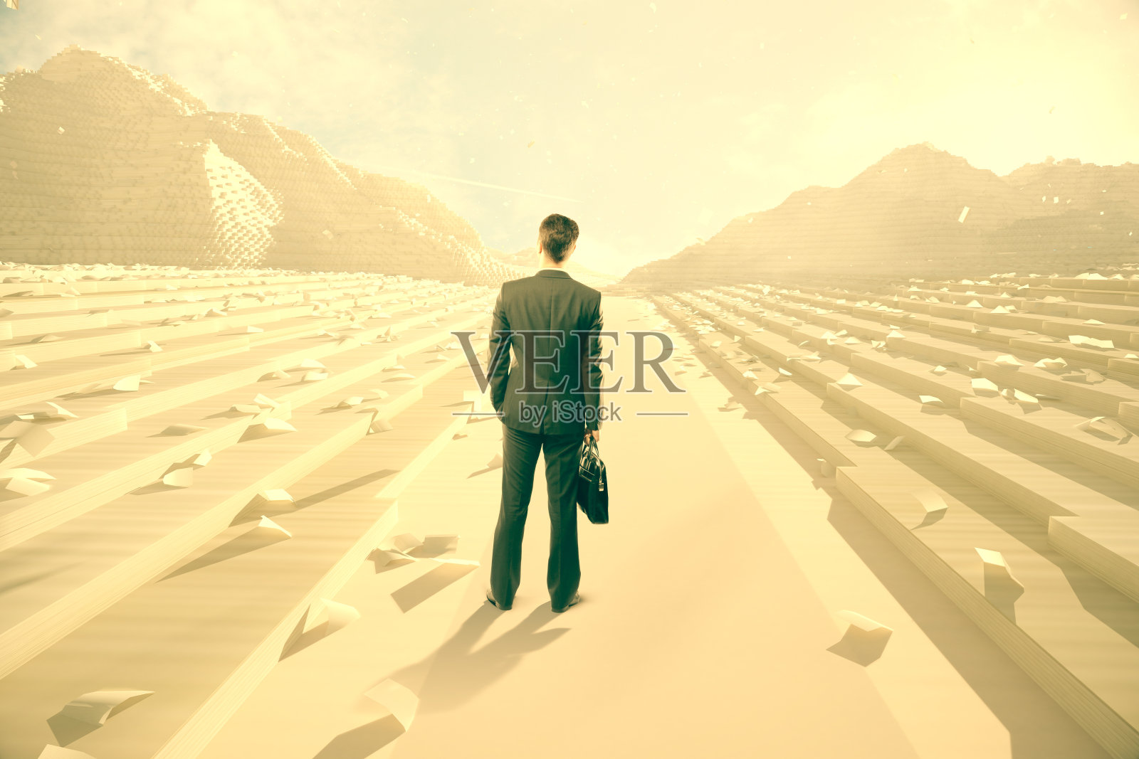 商人看着纸山照片摄影图片