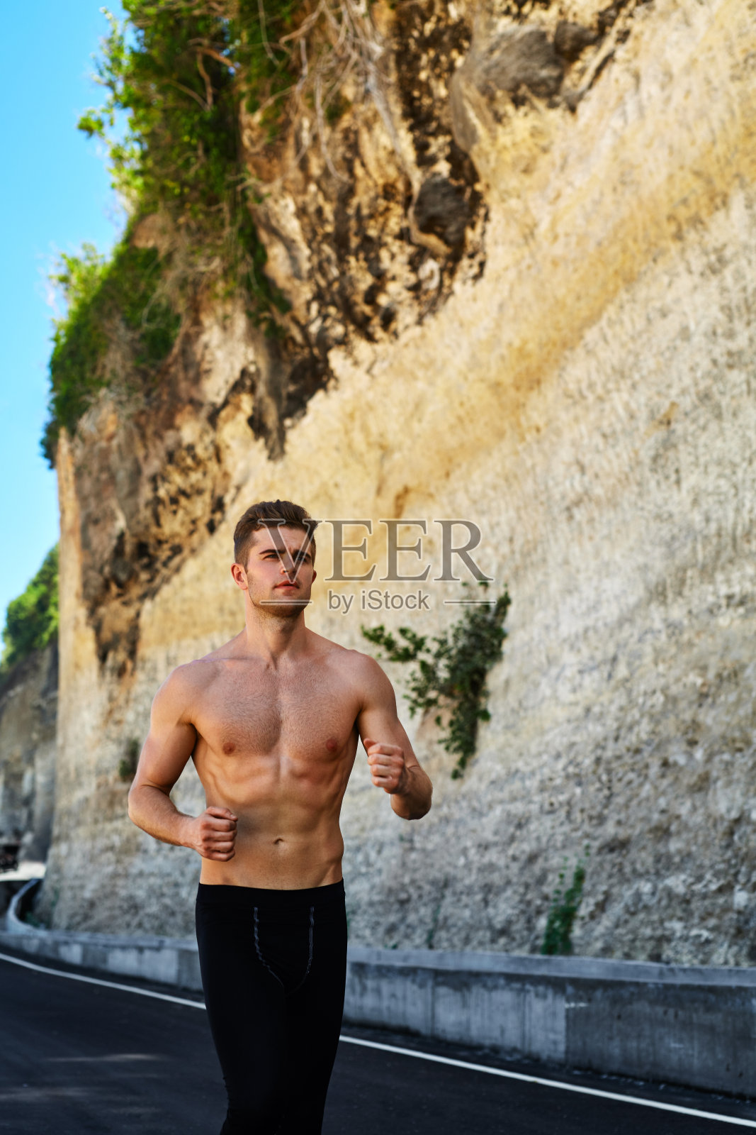 英俊的肌肉男在户外跑步和锻炼。运动,Fi照片摄影图片