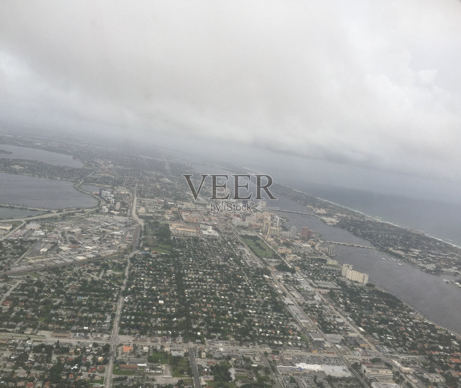 飓风“数学”之前佛罗里达南部海岸的暴风雨鸟瞰图照片摄影图片