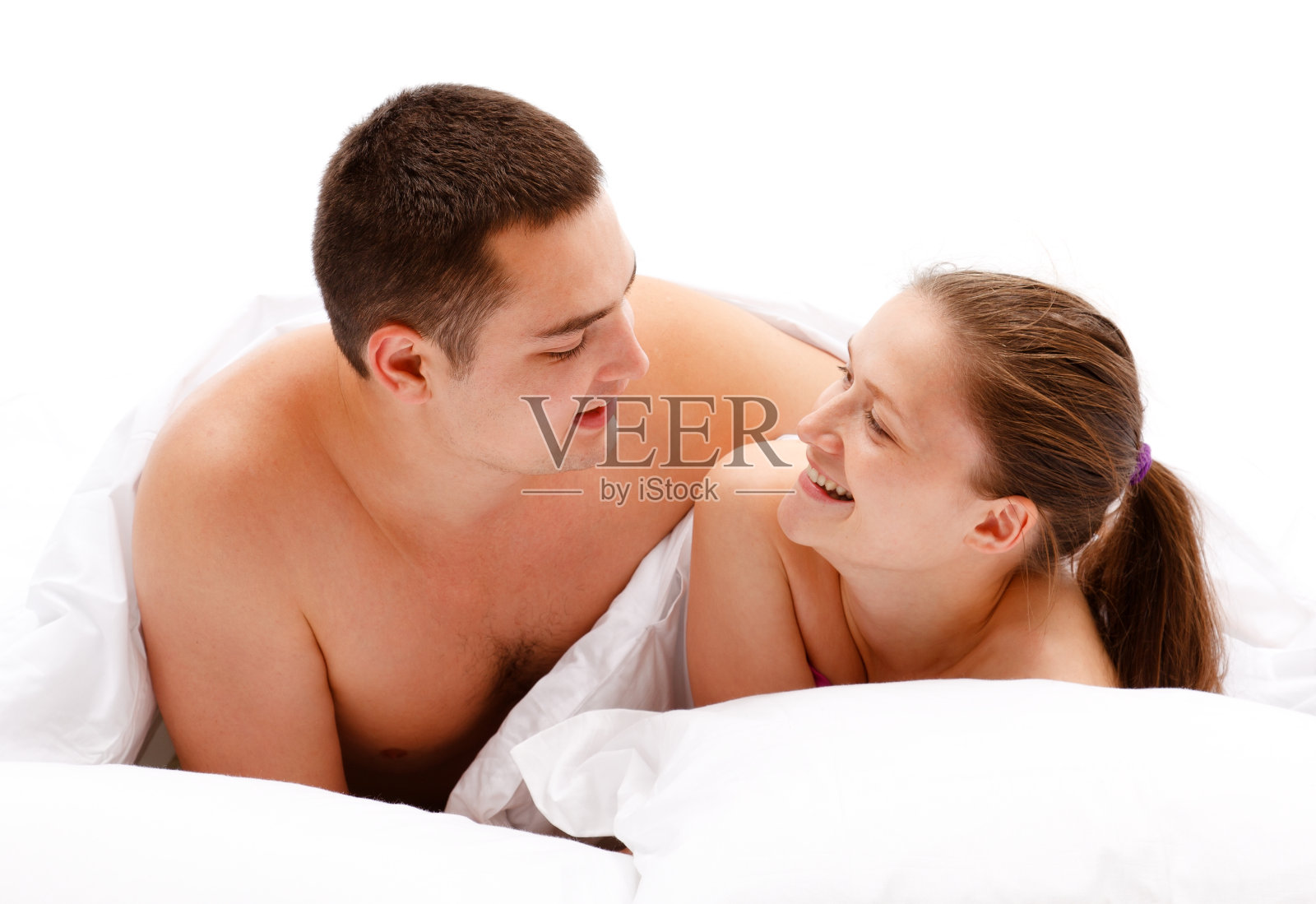 年轻夫妇在床上照片摄影图片