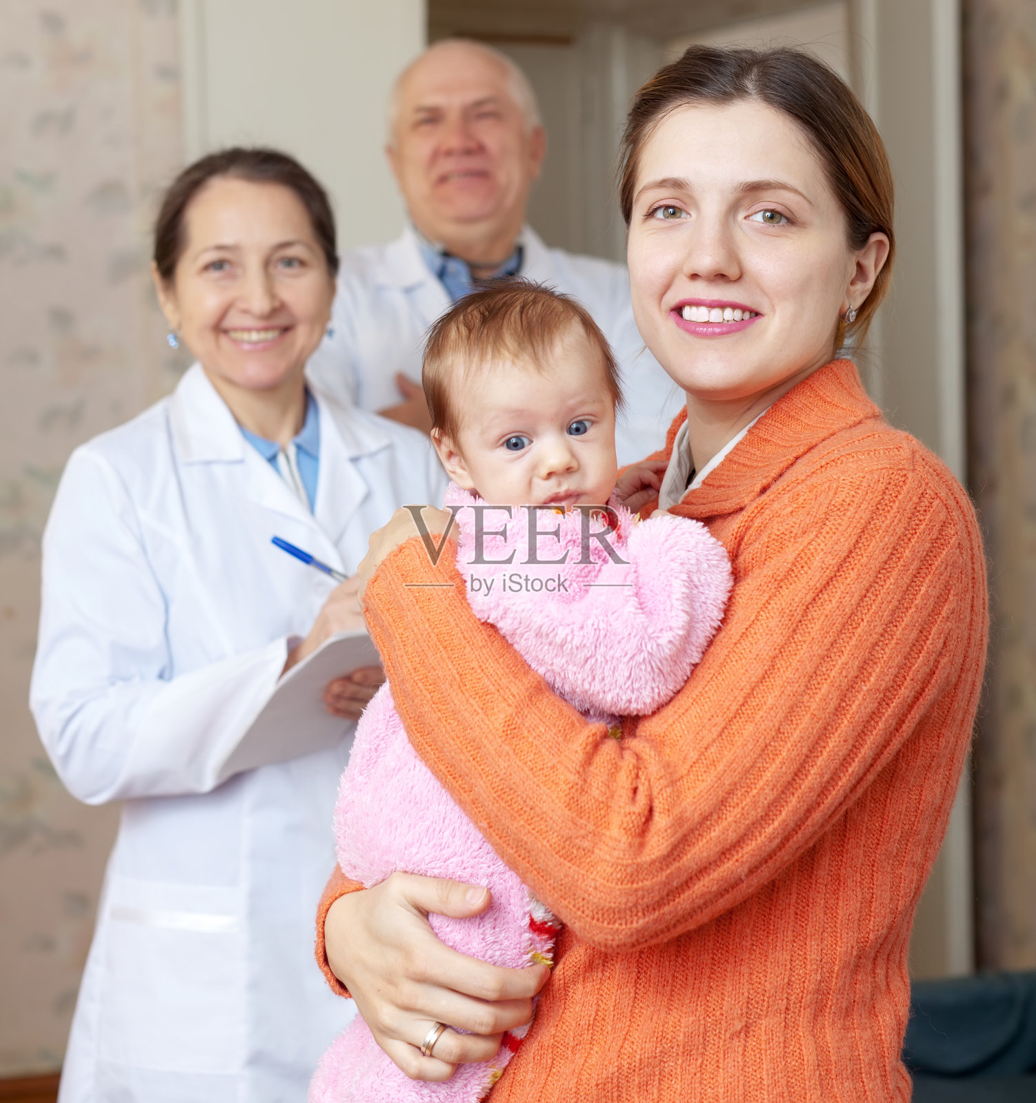 快乐的母亲抱着婴儿的肖像照片摄影图片