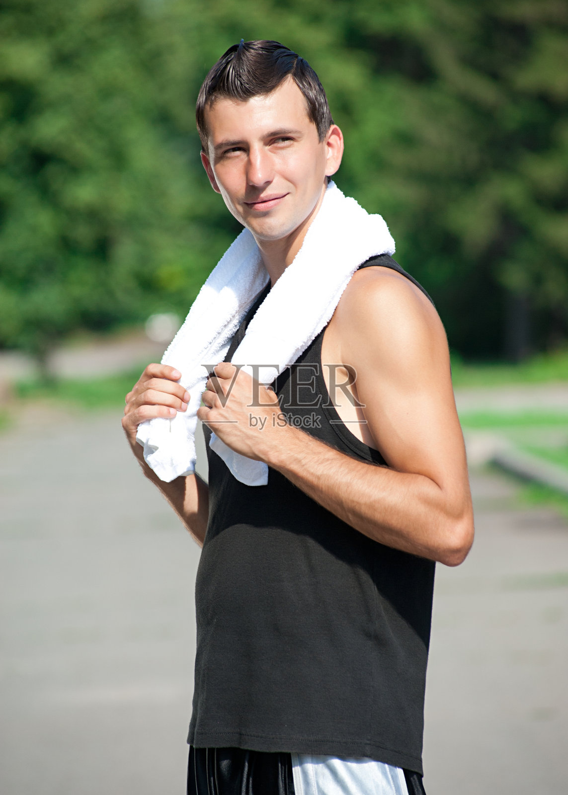 人们慢跑后休息一下照片摄影图片