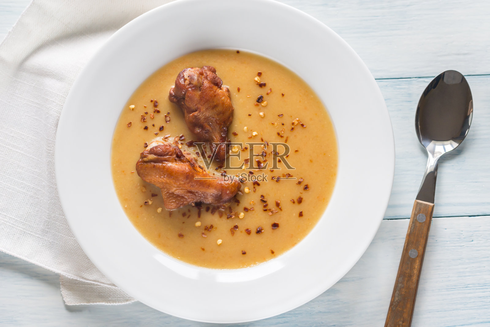 一份豌豆奶油汤和熏鸡翅照片摄影图片