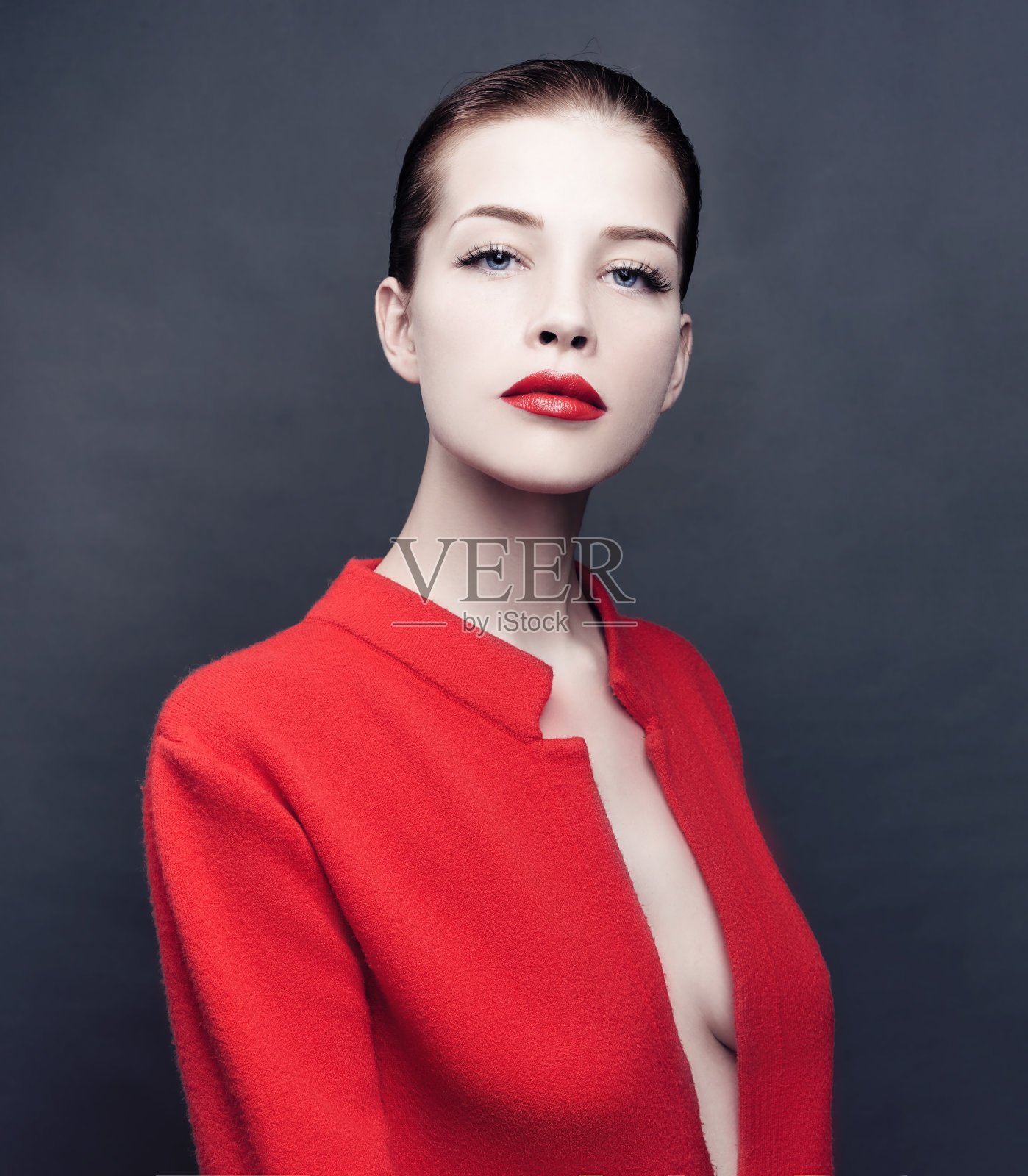 时尚艺术工作室照片优雅的女士在红色外套照片摄影图片