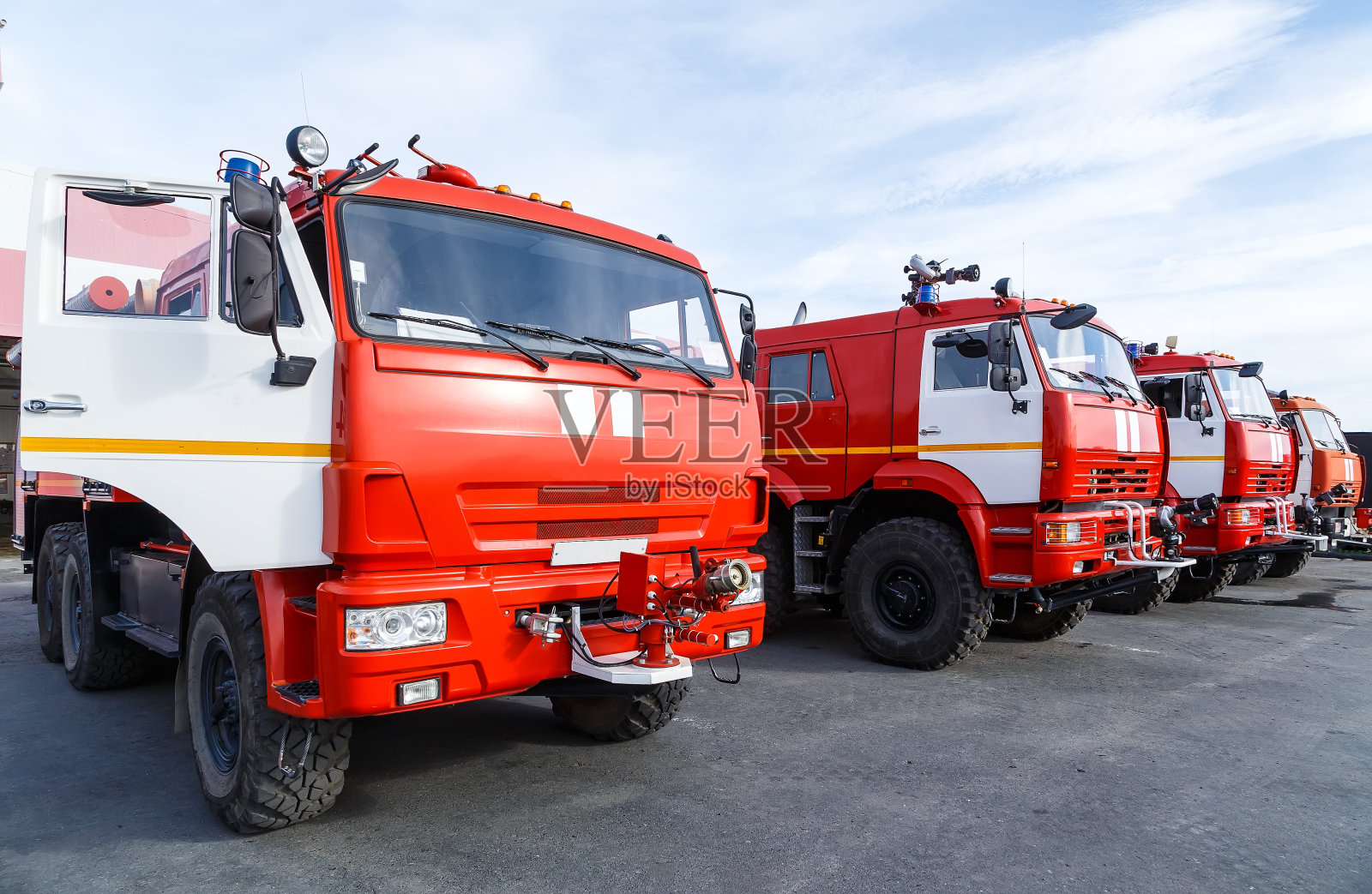 新的俄罗斯消防车已经准备好与火搏斗。照片摄影图片